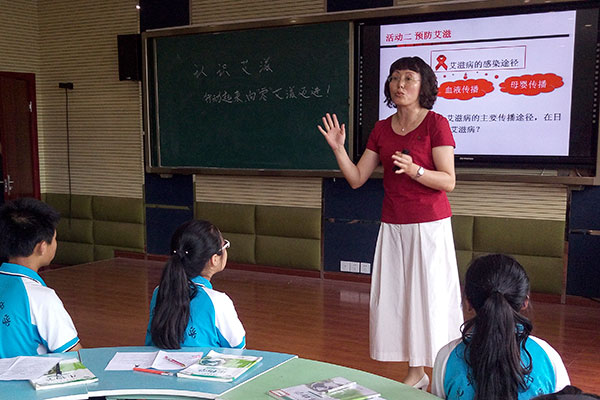 Teacher Chen Hong discusses AIDS prevention with students at Longquanyi No 7 Middle School in Chengdu, Sichuan province. YANG WANLI/CHINA DAILY Teacher Chen Hong discusses AIDS prevention with students at Longquanyi No 7 Middle School in Chengdu, Sichuan province. YANG WANLI/CHINA DAILY