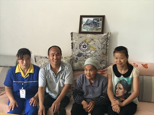 Xiong Shiguo (second from left) and his family sit in the living room of their new apartment. (Photo: GT/Zhang Yu) Xiong Shiguo (second from left) and his family sit in the living room of their new apartment. (Photo: GT/Zhang Yu)