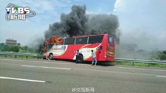 A tourist coach bursts into flames on the highway to the Taiwan Taoyuan International Airport on July 19, 2016. (Photo/Sina Weibo) A tourist coach bursts into flames on the highway to the Taiwan Taoyuan International Airport on July 19, 2016. (Photo/Sina Weibo)