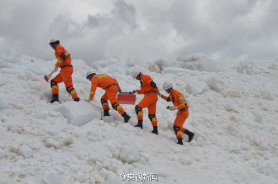 Rescuers search for nine residents missing in an ice avalanche at a village in Ngari Prefecture in the far west of Tibet Autonomous Region, July 19, 2016. (Photo/Weibo of CCTV) Rescuers search for nine residents missing in an ice avalanche at a village in Ngari Prefecture in the far west of Tibet Autonomous Region, July 19, 2016. (Photo/Weibo of CCTV)