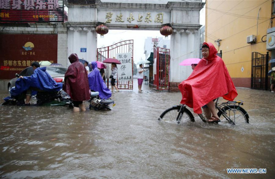 Residents move on a flooded road in Handan, North China's Hebei province, July 19, 2016. Heavy rain afflicted some regions of North China on July 19, causing serious waterlogging in many cities. (Photo/Xinhua) Residents move on a flooded road in Handan, North China's Hebei province, July 19, 2016. Heavy rain afflicted some regions of North China on July 19, causing serious waterlogging in many cities. (Photo/Xinhua)