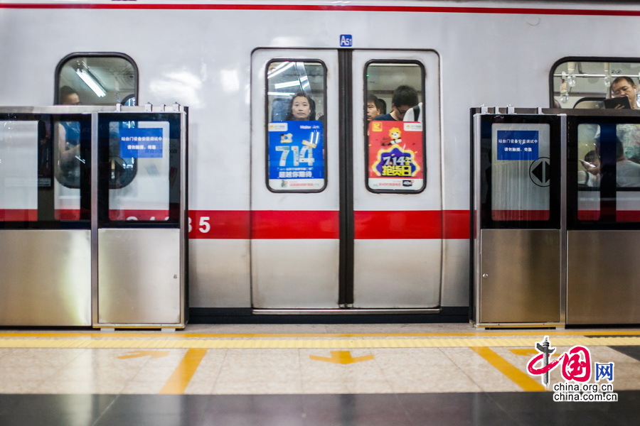 Sliding security doors are being installed at Yong'anli station on Beijing's Subway Line 1 on July 18, 2016. (Photo:China.org.cn/Zheng Liang) Sliding security doors are being installed at Yong'anli station on Beijing's Subway Line 1 on July 18, 2016. (Photo:China.org.cn/Zheng Liang)