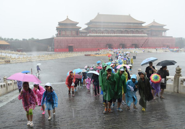 Tourists visit the Forbidden City in rain in Beijing on July 20, 2016. (Photo/Xinhua) Tourists visit the Forbidden City in rain in Beijing on July 20, 2016. (Photo/Xinhua)