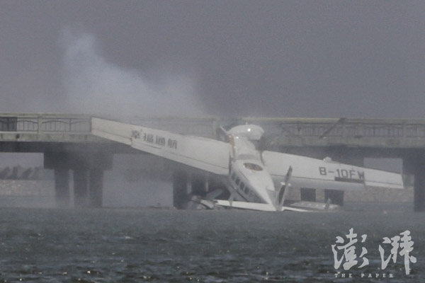 A seaplane crashes into a bridge during a test flight in Shanghai's Jinshan District on July 20, 2016. (Photo/The Paper) A seaplane crashes into a bridge during a test flight in Shanghai's Jinshan District on July 20, 2016. (Photo/The Paper)