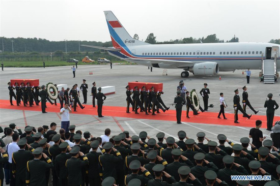 Honor guards carry the coffins of two Chinese UN peacekeepers during a ceremony at Zhengzhou Xinzheng International Airport in Zhengzhou, capital of central China's Henan Province, July 20, 2016. (Xinhua/Zhang Yongjin) Honor guards carry the coffins of two Chinese UN peacekeepers during a ceremony at Zhengzhou Xinzheng International Airport in Zhengzhou, capital of central China's Henan Province, July 20, 2016. (Xinhua/Zhang Yongjin)