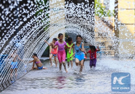 Children cool off in a wading pool in Toronto, Canada, June 20, 2016. Toronto issued an extreme heat alert on Monday, and the forecasted high was 34 degrees Celsius. (Xinhua/Zou Zheng) Children cool off in a wading pool in Toronto, Canada, June 20, 2016. Toronto issued an extreme heat alert on Monday, and the forecasted high was 34 degrees Celsius. (Xinhua/Zou Zheng)