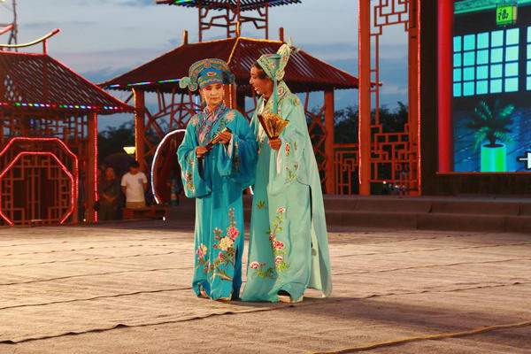 Xinjiang Opera artists perform in Barkol Kazak autonomous county, Xinjiang, June 30, 2015. (Photo/xjblk.gov.cn) Xinjiang Opera artists perform in Barkol Kazak autonomous county, Xinjiang, June 30, 2015. (Photo/xjblk.gov.cn)