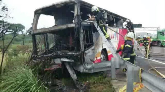 Twenty-six people died after a tourist bus collided with a road barrier and then caught fire on a highway to Taoyuan International Airport in Taipei, Taiwan on Tuesday. (Photo provided to China News Service) Twenty-six people died after a tourist bus collided with a road barrier and then caught fire on a highway to Taoyuan International Airport in Taipei, Taiwan on Tuesday. (Photo provided to China News Service)