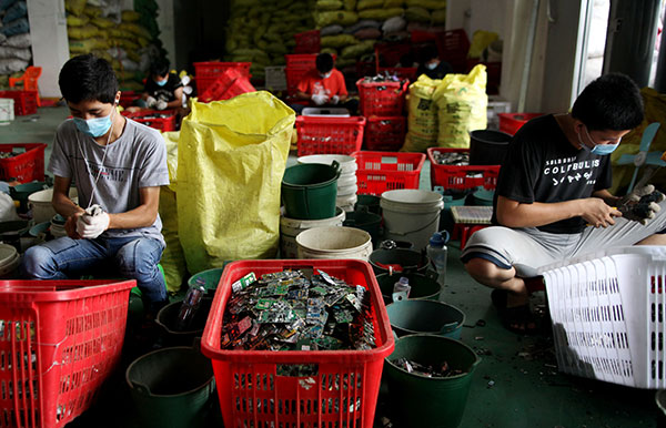 Workers recycle e-waste in Guiyu township, Shantou, on July 12. Guiyu has been nicknamed 'the e-waste capital' by the locals, and almost every family works in the recycling sector. QIU QUANLIN/CHINA DAILY Workers recycle e-waste in Guiyu township, Shantou, on July 12. Guiyu has been nicknamed 'the e-waste capital' by the locals, and almost every family works in the recycling sector. QIU QUANLIN/CHINA DAILY