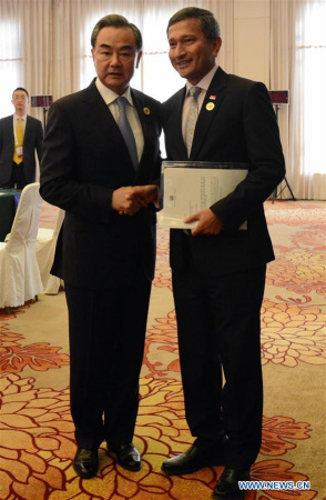 Chinese Foreign Minister Wang Yi (L) meets with Singapore's Minister for Foreign Affairs Vivian Balakrishnan in Vientiane, capital of Laos, on July 24, 2016. (Photo: Xinhua/Liu Ailun) Chinese Foreign Minister Wang Yi (L) meets with Singapore's Minister for Foreign Affairs Vivian Balakrishnan in Vientiane, capital of Laos, on July 24, 2016. (Photo: Xinhua/Liu Ailun)