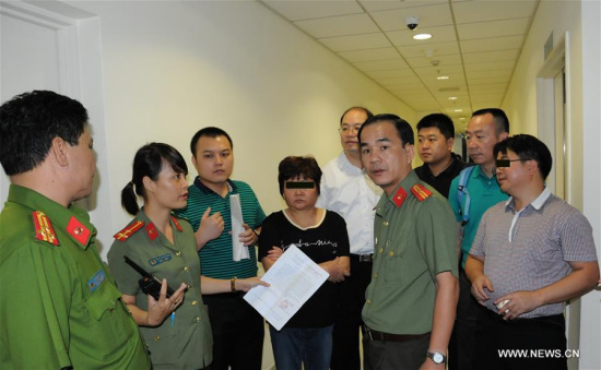 Vietnamese police officers transfer two Chinese economic fugitives in Ho Chi Minh city, Vietnam, on July 24, 2016. (Xinhua/Tao Jun) Vietnamese police officers transfer two Chinese economic fugitives in Ho Chi Minh city, Vietnam, on July 24, 2016. (Xinhua/Tao Jun)