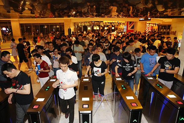 Chinese gaming fans wait to enter a cinema screening the film Warcraft in Hefei, Anhui province. (Photo/China Daily) Chinese gaming fans wait to enter a cinema screening the film Warcraft in Hefei, Anhui province. (Photo/China Daily)