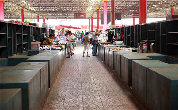 Empty stalls at Panjiayuan, Beijing's biggest antiques market. Photos by Zou Hong/China Daily Empty stalls at Panjiayuan, Beijing's biggest antiques market. Photos by Zou Hong/China Daily