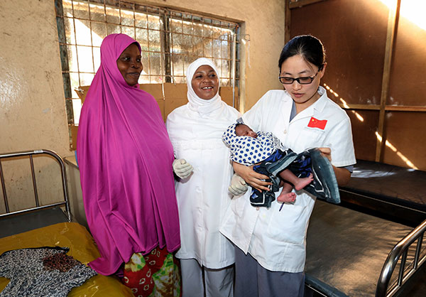 Chinese medical worker Yu Chunqing from Wuxi, Jiangsu province, checks a newborn baby in the China-funded hospital in Zanzibar, Tanzania. ZHOU XIAOXIONG/XINHUA Chinese medical worker Yu Chunqing from Wuxi, Jiangsu province, checks a newborn baby in the China-funded hospital in Zanzibar, Tanzania. ZHOU XIAOXIONG/XINHUA