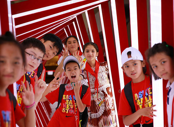 Children of migrant workers pose for a photo during their trip to Peking University on Friday. (Photo by Zou Hong/China Daily) Children of migrant workers pose for a photo during their trip to Peking University on Friday. (Photo by Zou Hong/China Daily)