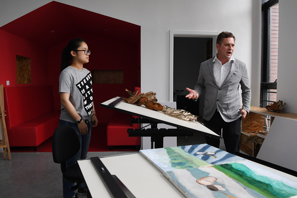 Stacey Duff discusses art at Wenzhou-Kean University in Zhejiang province in June.(Photo by Wei Xiaohao/China Daily) Stacey Duff discusses art at Wenzhou-Kean University in Zhejiang province in June.(Photo by Wei Xiaohao/China Daily)