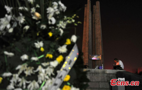 People mourn victims of the Tangshan Earthquake on its 40th anniversary in front of a monument in Tangshan City, North China’s Hebei Province, July 27, 2016. (Photo: China News Service/Zhai Yujia) People mourn victims of the Tangshan Earthquake on its 40th anniversary in front of a monument in Tangshan City, North China’s Hebei Province, July 27, 2016. (Photo: China News Service/Zhai Yujia)