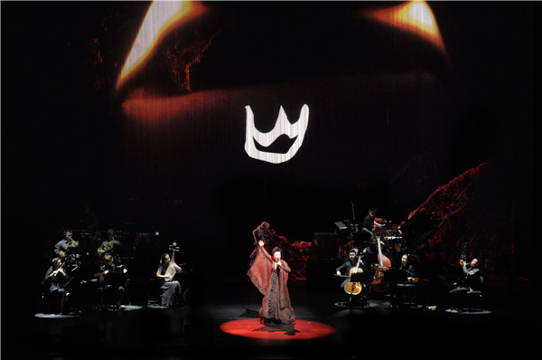Gong Linna performs at the Fire segment of her May concert. The concert consists of five parts, respectively named Gold, Wood, Water, Fire and Earth. (Photo provided to chinadaily.com.cn) Gong Linna performs at the Fire segment of her May concert. The concert consists of five parts, respectively named Gold, Wood, Water, Fire and Earth. (Photo provided to chinadaily.com.cn)