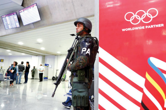 Armed police officers stand guard at Rio de Janeiro International Airport on Thursday night as security is tightened prior to the opening of the Olympic Games on Aug 5. (Photo: China News Service) Armed police officers stand guard at Rio de Janeiro International Airport on Thursday night as security is tightened prior to the opening of the Olympic Games on Aug 5. (Photo: China News Service)