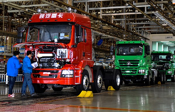 Workers check heavy-duty trucks in a factory of Shaanxi Automobile Holding Group Co Ltd in Xi'an, Shaanxi province. (Photo provided to China Daily) Workers check heavy-duty trucks in a factory of Shaanxi Automobile Holding Group Co Ltd in Xi'an, Shaanxi province. (Photo provided to China Daily)