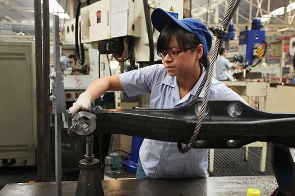 An employee works on a heavy-duty truck production line of the Shaanxi Automobile Holding Group Co Ltd in Xi'an, Shaanxi province. (Wei Yongxian/For China Daily) An employee works on a heavy-duty truck production line of the Shaanxi Automobile Holding Group Co Ltd in Xi'an, Shaanxi province. (Wei Yongxian/For China Daily)