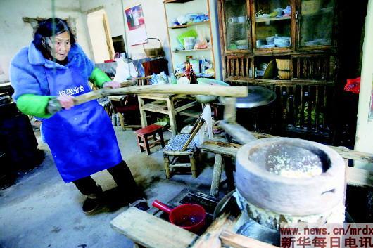 Mao Shihua grinds soybeans at her home. The 83-year-old sells affordable breakfast to students in Huangtankou Primary School in Huangtankou township in East China's Zhejiang proinve for the past 24 years. (Photo/Xinhua) Mao Shihua grinds soybeans at her home. The 83-year-old sells affordable breakfast to students in Huangtankou Primary School in Huangtankou township in East China's Zhejiang proinve for the past 24 years. (Photo/Xinhua)