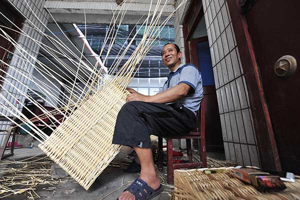 A local villager makes willow products at home. (Photo by Lu Peng/Xinhua) A local villager makes willow products at home. (Photo by Lu Peng/Xinhua)