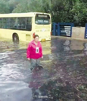 Xun Xiaohong is pictured standing by a manhole on a street in Harbin, capital city of Northeast China's Heilongjiang province, June 12, 2016. (Photo/Xinhua) Xun Xiaohong is pictured standing by a manhole on a street in Harbin, capital city of Northeast China's Heilongjiang province, June 12, 2016. (Photo/Xinhua)