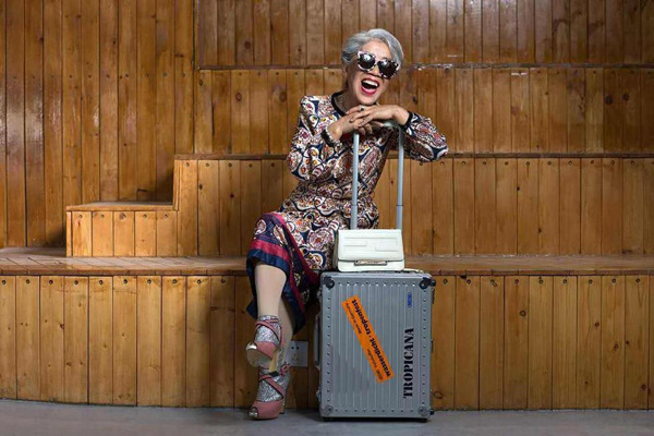 Liang Xide, 80, poses for an undated fashion photo with a suitcase in Shenyang, capital of Northeast China's Liaoning province. (Photo/People's Daily Online) Liang Xide, 80, poses for an undated fashion photo with a suitcase in Shenyang, capital of Northeast China's Liaoning province. (Photo/People's Daily Online)