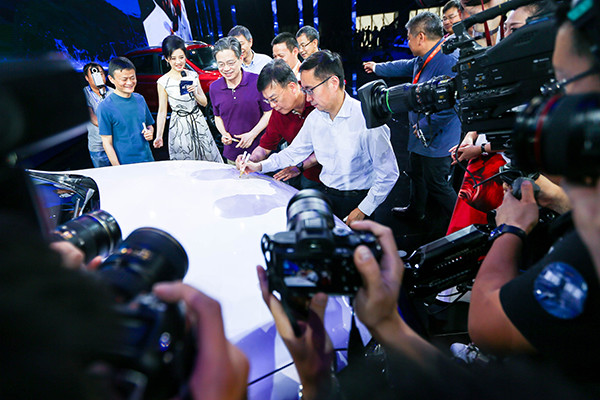 Representatives of Alibaba Group Holding Ltd and SAIC Motor Corp sign on a jointly developed internet-enabled vehicle, which was launched on June 6, 2016 in Hangzhou, Zhejiang province, while Alibaba's Executive Chairman Jack Ma (left) looks on. (Photo/China Daily) Representatives of Alibaba Group Holding Ltd and SAIC Motor Corp sign on a jointly developed internet-enabled vehicle, which was launched on June 6, 2016 in Hangzhou, Zhejiang province, while Alibaba's Executive Chairman Jack Ma (left) looks on. (Photo/China Daily)