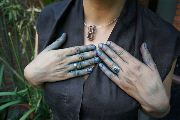 Kathrin von Rechenberg's hands turn indigo after a hand-dyeing fabric. (Photo by Ruan Fan/chinadaily.com.cn) Kathrin von Rechenberg's hands turn indigo after a hand-dyeing fabric. (Photo by Ruan Fan/chinadaily.com.cn)