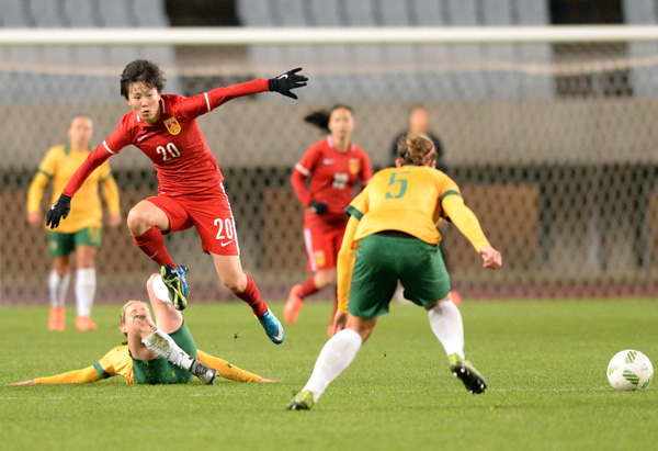 China's Zhuang Rui (top) makes a pass during a round robin game against Australia during the Rio Olympics football qualifying tournament in Osaka, Japan, March 9, 2016. (Photo/Xinhua) China's Zhuang Rui (top) makes a pass during a round robin game against Australia during the Rio Olympics football qualifying tournament in Osaka, Japan, March 9, 2016. (Photo/Xinhua)