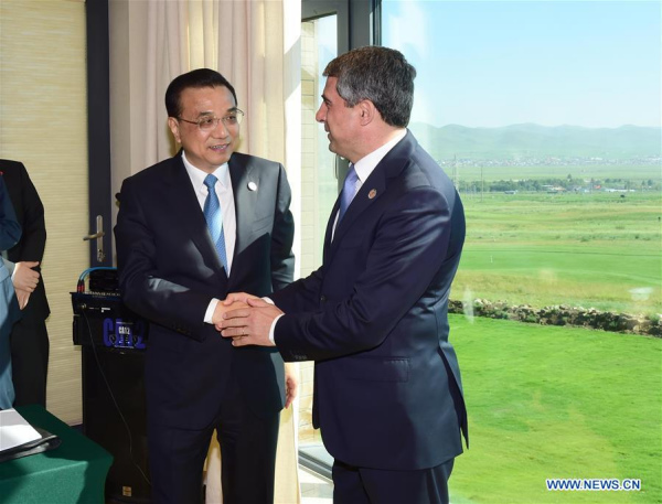 Chinese Premier Li Keqiang (L) meets with Bulgarian President Rosen Plevneliev in Ulan Bator, Mongolia, July 16, 2016. (Xinhua/Zhang Duo)