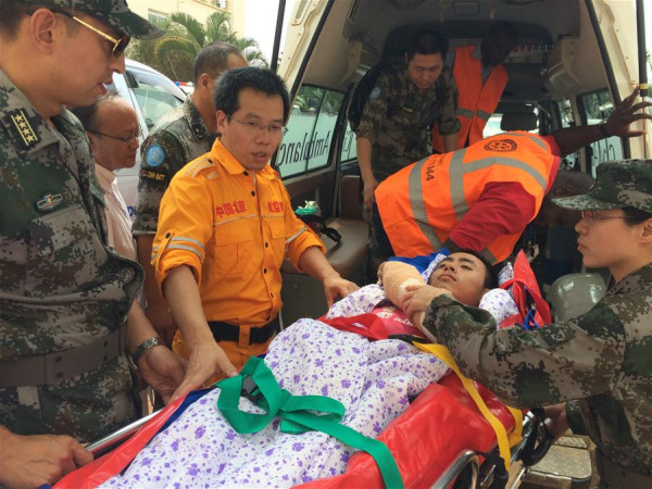 A seriously injured Chinese UN peacekeeper is lifted aboard a specialized medical rescue plane sent by the Chinese military in Entebbe, Uganda, July 16, 2016. Two Chinese UN peacekeepers seriously injured during the recent fighting in South Sudan were on Saturday afternoon airlifted to Beijing for specialized treatment and operations. (Xinhua/Yuan Qing) A seriously injured Chinese UN peacekeeper is lifted aboard a specialized medical rescue plane sent by the Chinese military in Entebbe, Uganda, July 16, 2016. Two Chinese UN peacekeepers seriously injured during the recent fighting in South Sudan were on Saturday afternoon airlifted to Beijing for specialized treatment and operations. (Xinhua/Yuan Qing)