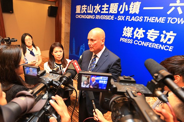John Duffey, president and CEO of Six Flags Entertainment Group,took interviews in Chongqing, July 21, 2016. (Photo provided to chinadaily.com.cn) John Duffey, president and CEO of Six Flags Entertainment Group,took interviews in Chongqing, July 21, 2016. (Photo provided to chinadaily.com.cn)