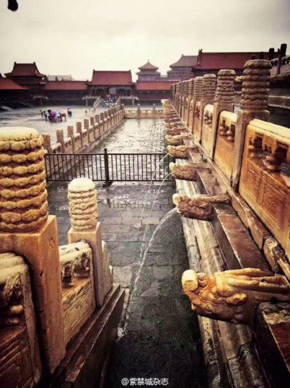 The drainage system is intricately carved, with water flowing out the mouths of the dragons to disperse excess water. (Photo from Sina Weibo) The drainage system is intricately carved, with water flowing out the mouths of the dragons to disperse excess water. (Photo from Sina Weibo)