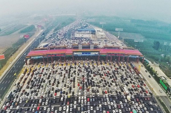 Heavy traffic at a highway toll station in Beijing last October. Local authorities are considering easing traffic problems through economic measures. Fu Ding / For China Daily Heavy traffic at a highway toll station in Beijing last October. Local authorities are considering easing traffic problems through economic measures. Fu Ding / For China Daily