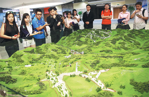 Visitors look at a model of the terrain in Zhangjiakou, Hebei province, the venue for many of the snow and ice-based events at the 2022 Winter Olympic Games. Zou Hong / China Daily Visitors look at a model of the terrain in Zhangjiakou, Hebei province, the venue for many of the snow and ice-based events at the 2022 Winter Olympic Games. Zou Hong / China Daily