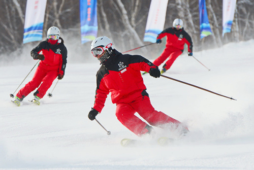 Skiers at the 15th China Chongli International Skiing Festival in Zhangjiakou, Hebei province, Dec 8, 2015. (Photo/Xinhua) Skiers at the 15th China Chongli International Skiing Festival in Zhangjiakou, Hebei province, Dec 8, 2015. (Photo/Xinhua)