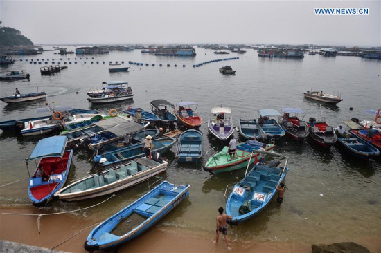 Fishermen move their boats ashore to take shelter from the upcoming Typhoon Nida in Shenzhen, south China's Guangdong Province, Aug. 1, 2016. (Xinhua/Mao Siqian) Fishermen move their boats ashore to take shelter from the upcoming Typhoon Nida in Shenzhen, south China's Guangdong Province, Aug. 1, 2016. (Xinhua/Mao Siqian)