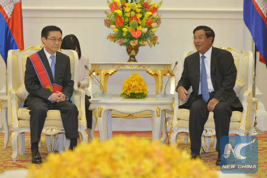 Cambodian Prime Minister Samdech Techo Hun Sen (R) meets with Chinese Commerce Minister Gao Hucheng in Phnom Penh, Cambodia, Aug. 1, 2016. (Xinhua/Sovannara) Cambodian Prime Minister Samdech Techo Hun Sen (R) meets with Chinese Commerce Minister Gao Hucheng in Phnom Penh, Cambodia, Aug. 1, 2016. (Xinhua/Sovannara)