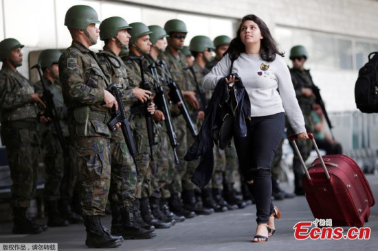 A passenger walks as Brazilian Air force soldiers patrol the Tom Jobim International airport ahead of the 2016 Rio Olympics in Rio de Janeiro, Brazil, July 19, 2016. (Photo/Agencies) A passenger walks as Brazilian Air force soldiers patrol the Tom Jobim International airport ahead of the 2016 Rio Olympics in Rio de Janeiro, Brazil, July 19, 2016. (Photo/Agencies)