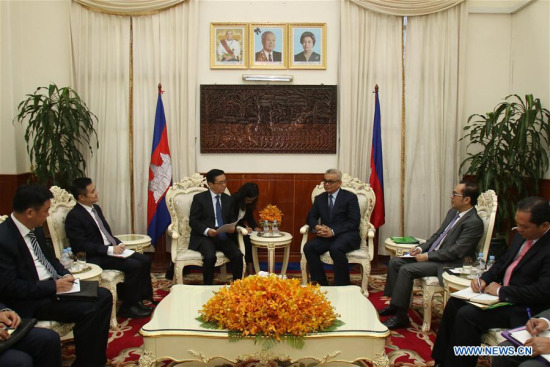 Visiting Chinese Commerce Minister Gao Hucheng (3rd L) meets with Cambodian Finance Minister Aun Porn Moniroth (3rd R) in Phnom Penh, capital of Cambodia, on Aug. 2, 2016. (Xinhua/Sovannara) Visiting Chinese Commerce Minister Gao Hucheng (3rd L) meets with Cambodian Finance Minister Aun Porn Moniroth (3rd R) in Phnom Penh, capital of Cambodia, on Aug. 2, 2016. (Xinhua/Sovannara)