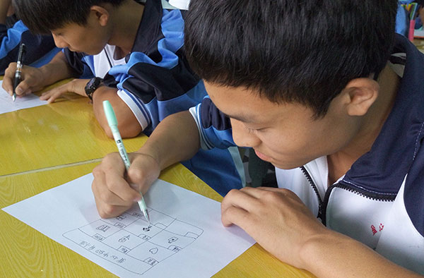 A student writes down keywords describing his perfect life partner during a class for a pilot project at Yingjiang No 3 High School in Yingjiang county, Yunnan province, on June 22. YANG WANLI/CHINA DAILY A student writes down keywords describing his perfect life partner during a class for a pilot project at Yingjiang No 3 High School in Yingjiang county, Yunnan province, on June 22. YANG WANLI/CHINA DAILY