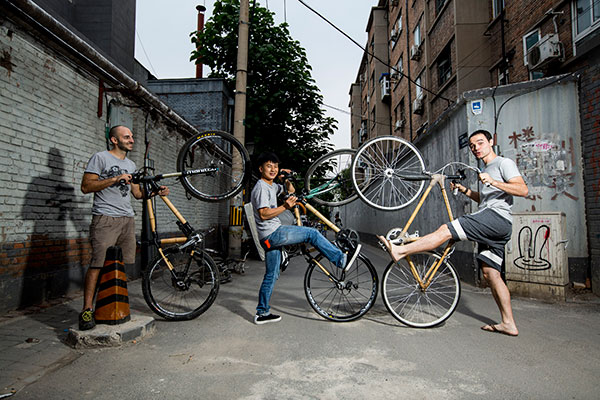 David Wang (right) and two other members of his Bamboo Bicycles Beijing workshop display their bamboo-framed bicycles in Beijing's Langjia hutong.(Photo by Shen Bohan/Xinhua) David Wang (right) and two other members of his Bamboo Bicycles Beijing workshop display their bamboo-framed bicycles in Beijing's Langjia hutong.(Photo by Shen Bohan/Xinhua)