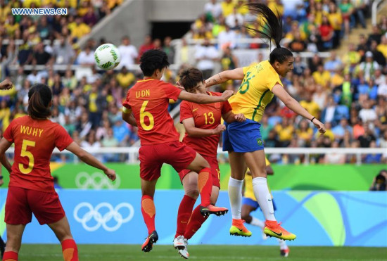 Pang Fengyue of China (2st R) competes during the match of the women's Olympic football competitions between China and Brazil at the Olympic Stadium in Rio de Janeiro, Brazil, Aug. 3, 2016.Brazil won 3-0. (Xinhua/Li Ga)