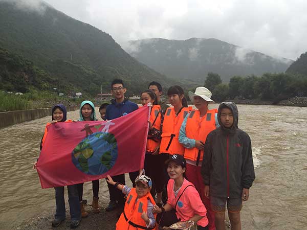 More than 800 volunteers helped release the larvae, including villagers, students, and activists from NGOs.(Photo provided to chinadaily.com.cn) More than 800 volunteers helped release the larvae, including villagers, students, and activists from NGOs.(Photo provided to chinadaily.com.cn)