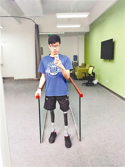 Li Anqiang lost his legs while trying to save his classmate in a deadly earthquake in 2008. (Photo by Chengdu Commercial Daily) Li Anqiang lost his legs while trying to save his classmate in a deadly earthquake in 2008. (Photo by Chengdu Commercial Daily)