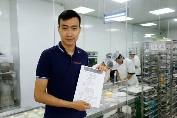 Zhang Pengyi, general manager of Yi Chi Future Food Technology Co Ltd, is holding his Entity Information issued by the New York State government. The certificate allows start of business operations.(PROVIDED TO CHINA DAILY) Zhang Pengyi, general manager of Yi Chi Future Food Technology Co Ltd, is holding his Entity Information issued by the New York State government. The certificate allows start of business operations.(PROVIDED TO CHINA DAILY)