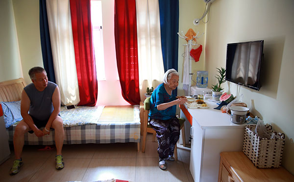 Xu Fengqin, a Puleyuan resident, eats lunch while being watched by her son, who pays regular visits.(Zou Hong/China Daily) Xu Fengqin, a Puleyuan resident, eats lunch while being watched by her son, who pays regular visits.(Zou Hong/China Daily)